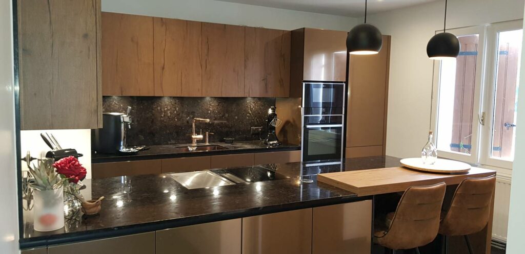 Carbon-Blanc | Réalisation d&rsquo;une cuisine sur mesure équipée | Bois, Granit