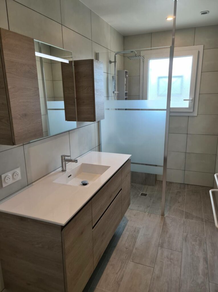 Rénovation d&rsquo;une salle de bain sur mesure à Coutras | Création by CUISILIGNE