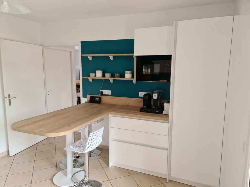 Cuisine en verre laminé blanc mat à Créon | Réalisation by CUISILIGNE