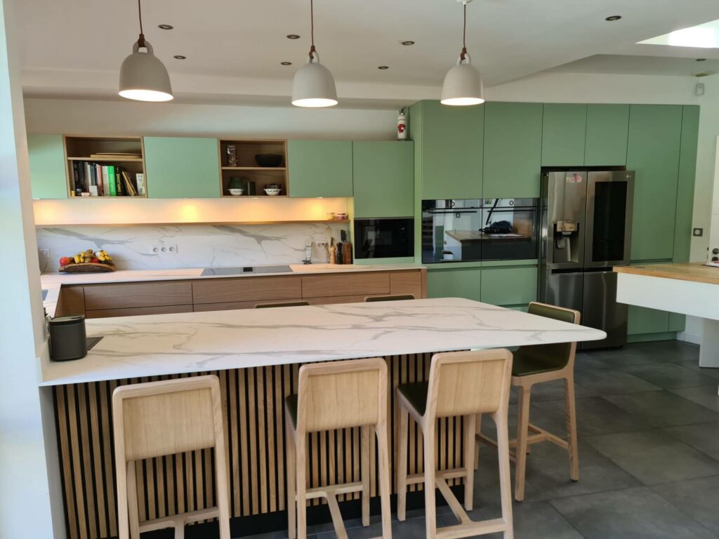 Cuisine sans poignée en placage chêne clair à Cavignac | by CUISILIGNE