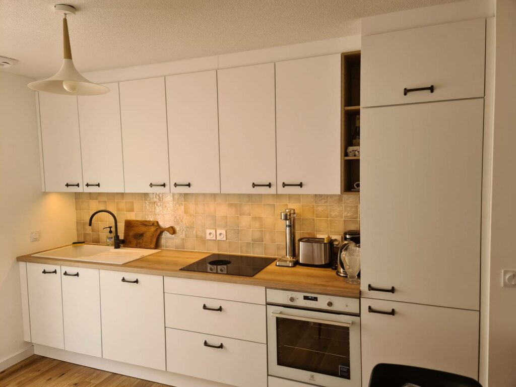 Réalisation d&rsquo;une petite cuisine blanche à Fargues-Saint-Hilaire | by CUISILIGNE