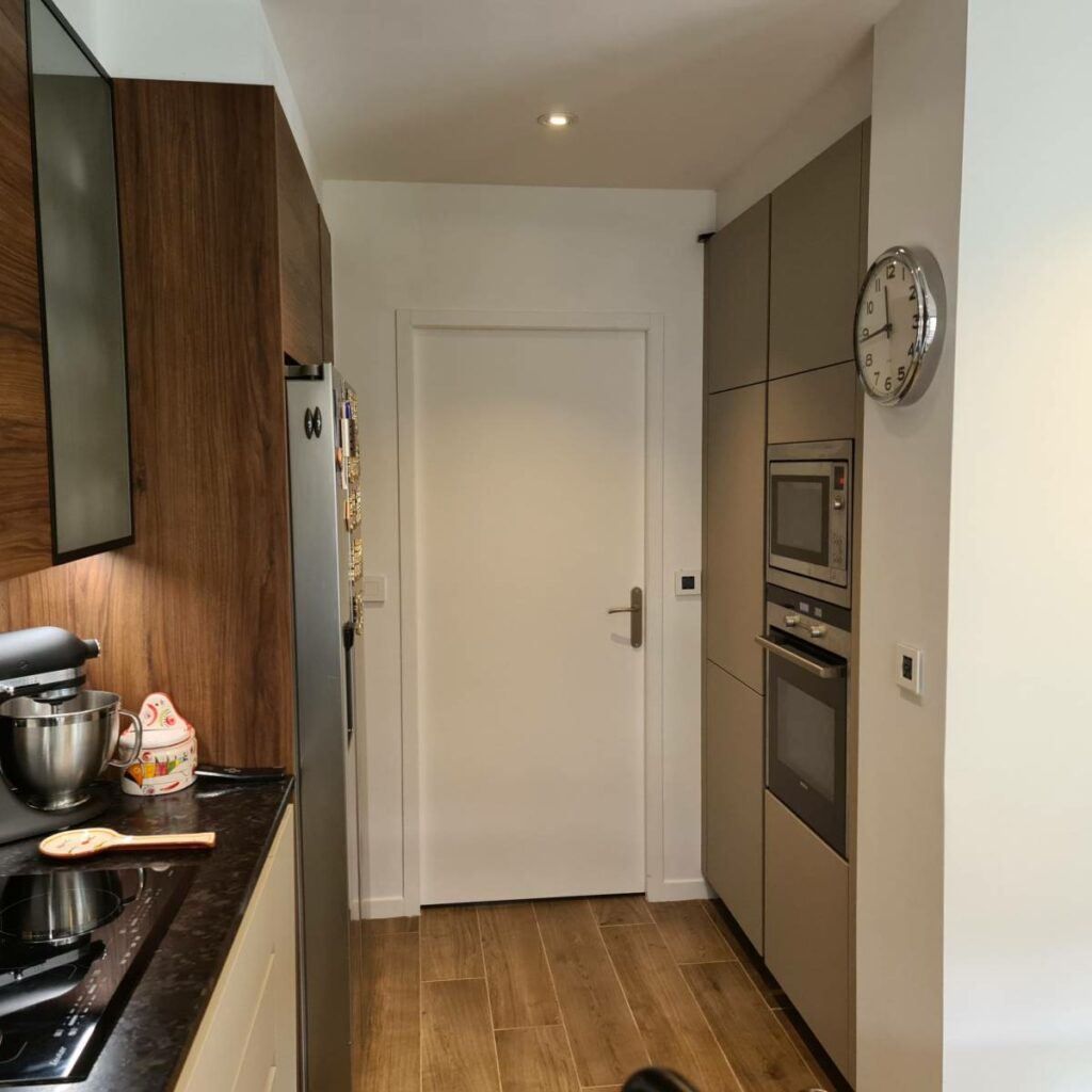 Conception d&rsquo;une cuisine en noyer avec granit à Camarsac | by CUISILIGNE