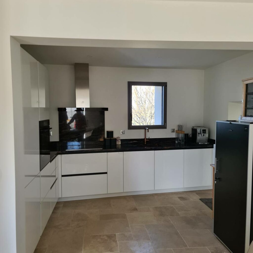 Réalisation d&rsquo;une cuisine en verre laminé et granit noir à Saint-Germain-du-Puch