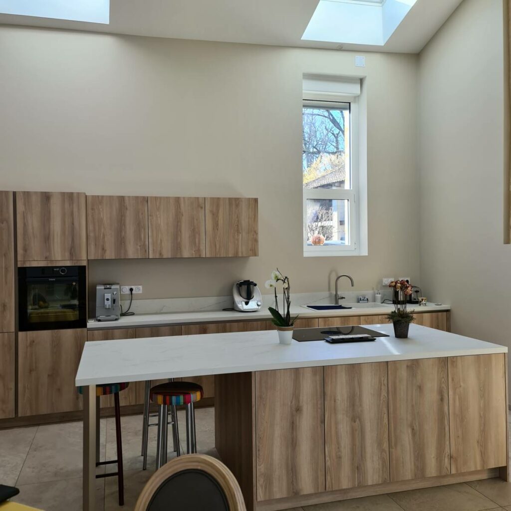 Création de votre cuisine sur mesure en laminé effet bois et marbre à Pompignac !