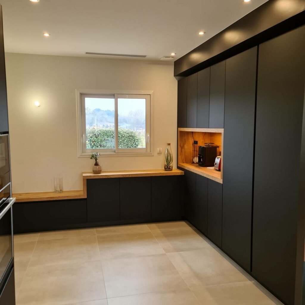 Réalisation d&rsquo;une cuisine sur mesure en FENIX noir à Créon | by CUISILIGNE