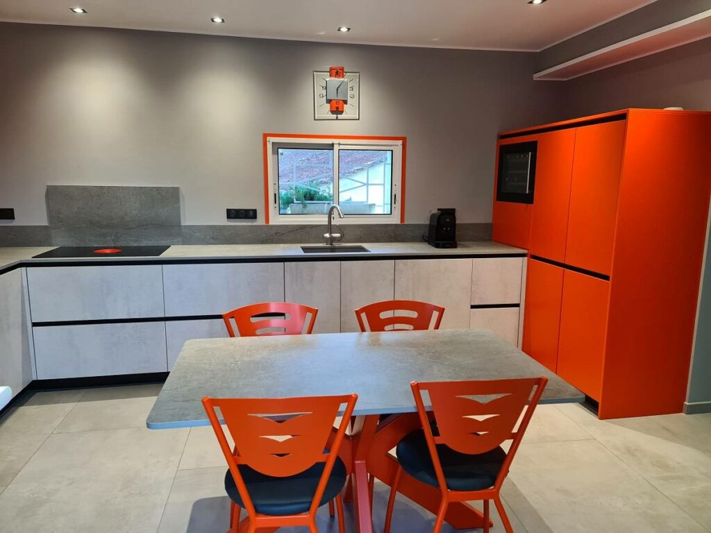 Cuisine Bora à Bordeaux avec plan de travail Dekton SOKE laqué sur RAL