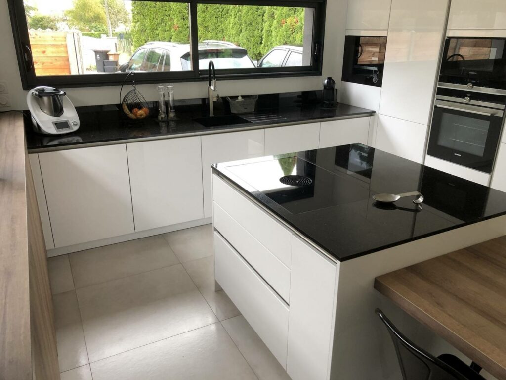 Réalisation d’une cuisine avec cave à vin intégrée près de Bordeaux | CUISILIGNE