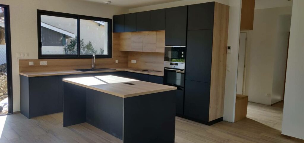 Réalisation d&rsquo;une cuisine en FENIX moderne et pratique à Bonnetan