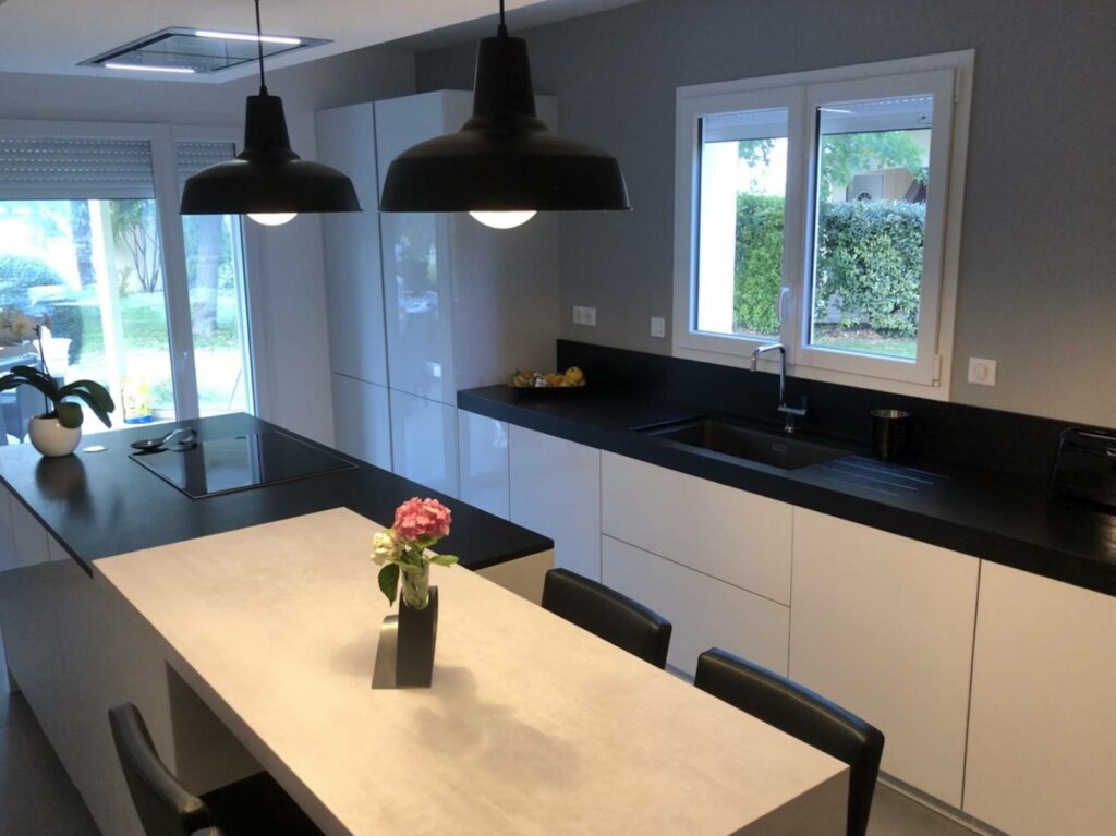 Comment intégrer un îlot central avec un coin repas dans une cuisine équipée à Libourne ?