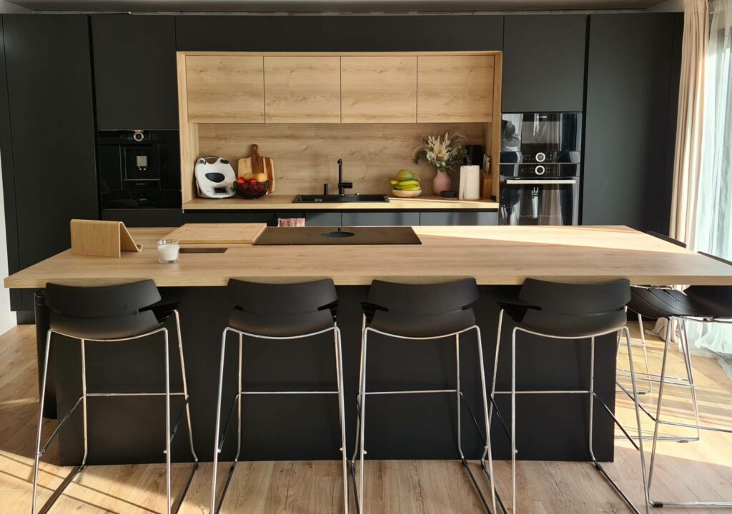 CUISINE OUVERTE AVEC ÎLOT CENTRAL