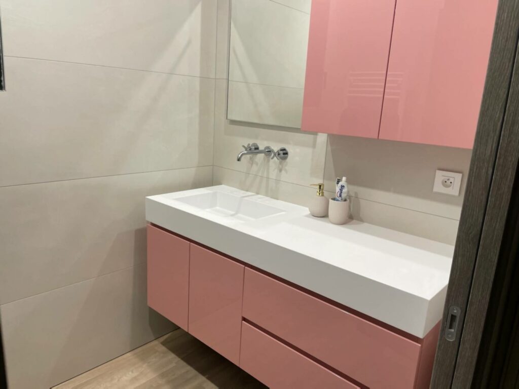 Conception d&rsquo;une salle de bains sans poignée en corian rose à Cenon | by CUISILIGNE