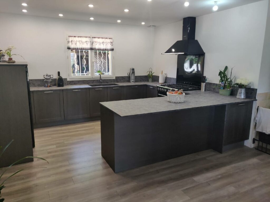Réalisation d&rsquo;une cuisine en chêne gris à Libourne | Plan de travail granit