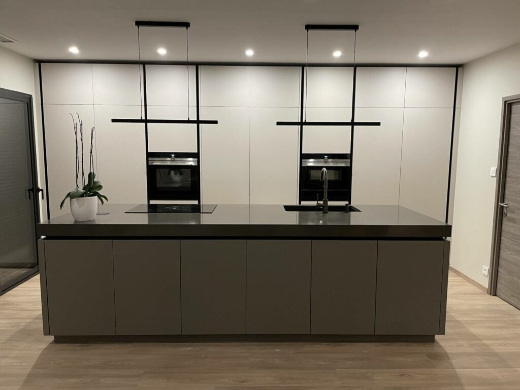 Cuisine sans poignée avec plan de travail en Silestone à Izon | by CUISILIGNE