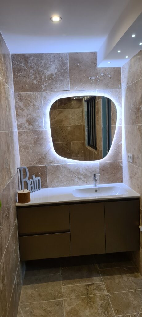 Salle de bain moderne avec miroir rétroéclairé à Libourne – Une rénovation élégante et fonctionnelle