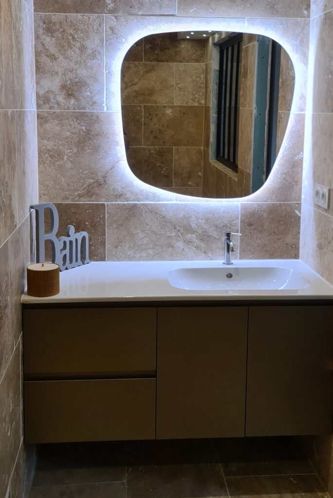 Salle de bain moderne avec miroir rétroéclairé à Libourne