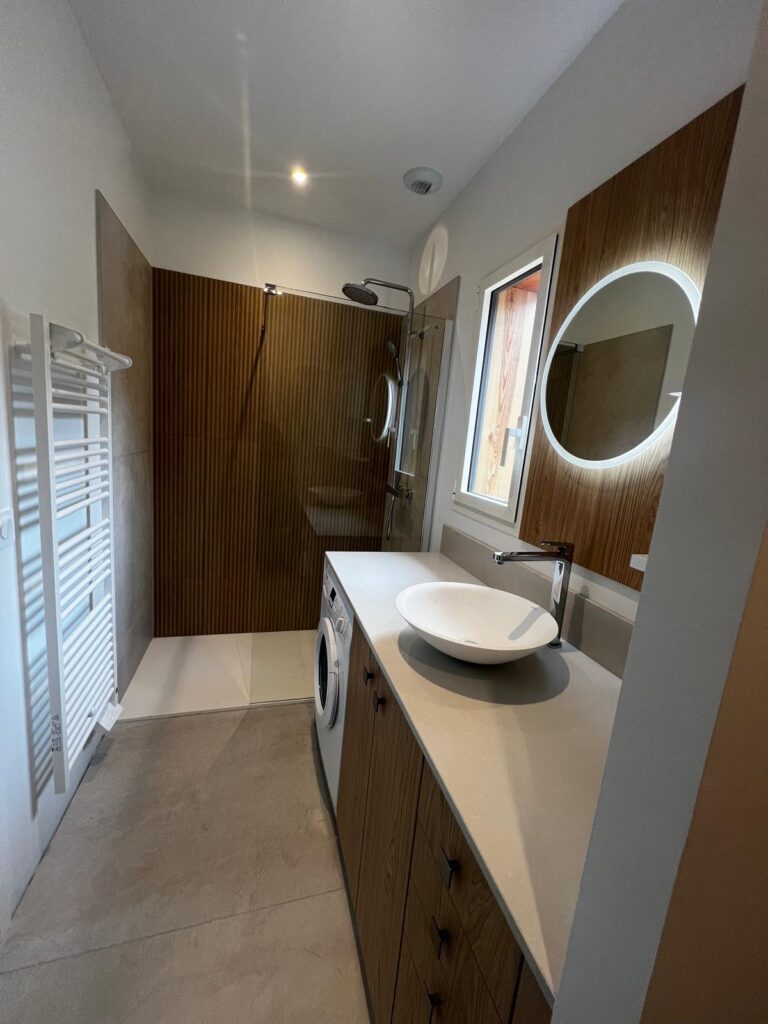 Salle de bain Bordeaux en bois et en pierre avec douche italienne