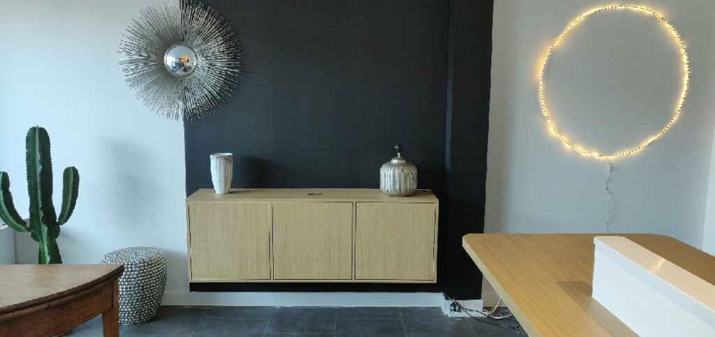 Meuble suspendu design en chêne clair à Bordeaux – Une création élégante