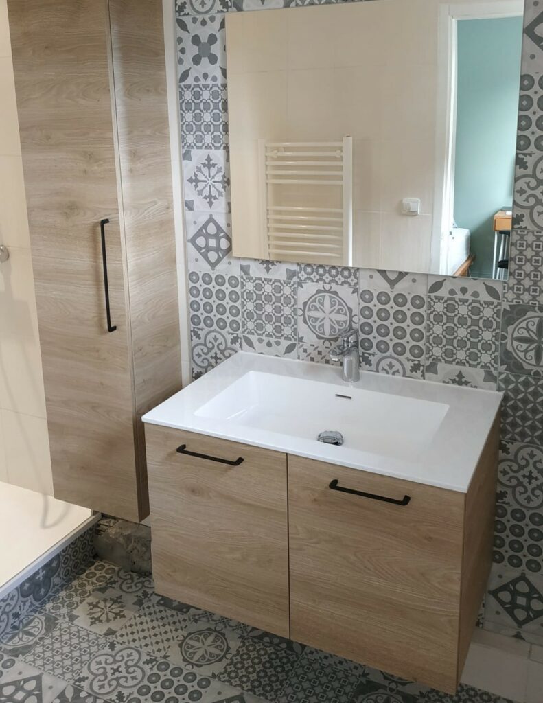 Rénovation de salle de bain à Libourne avec carrelage graphique et mobilier bois