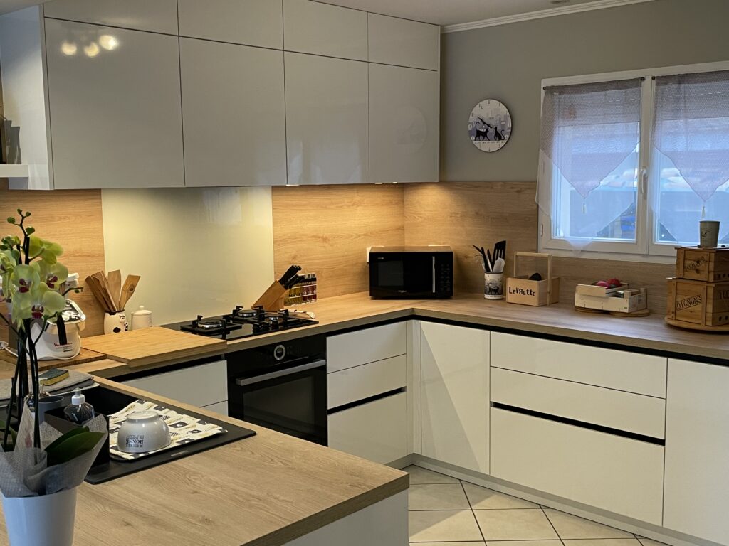 Cuisine sur mesure à Pessac près de Bordeaux avec plaque Bora – Installation dans une maison neuve