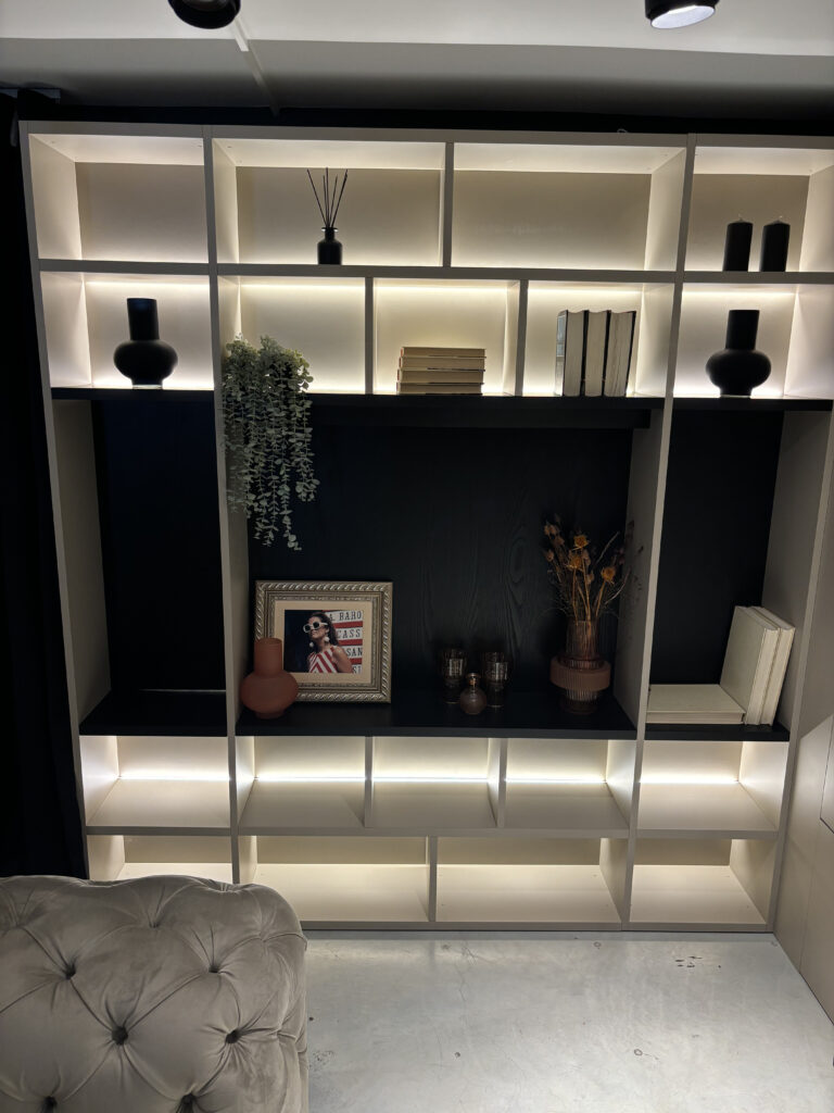 Bibliothèque rétroéclairée design sur mesure Bordeaux – Ambiance design et moderne