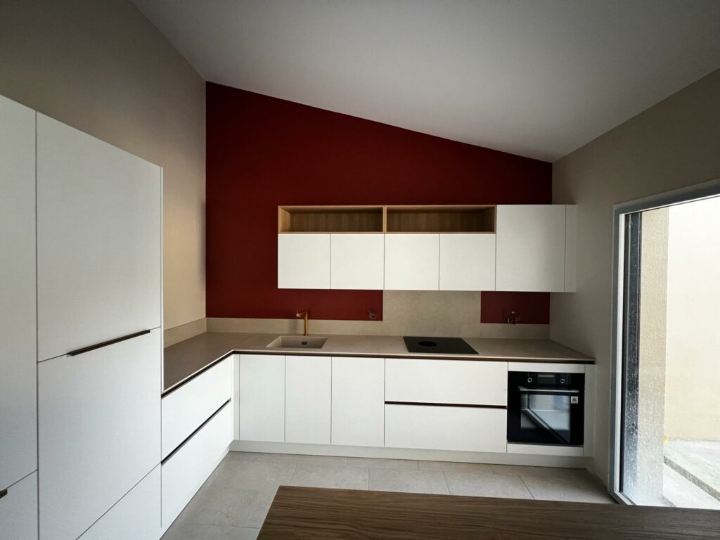 Cuisine moderne blanche sur mesure à Bordeaux une réalisation design et fonctionnelle