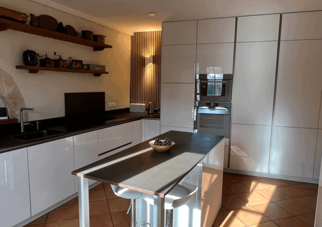 Rénovation d'une cuisine Saint Sulpice et Cameyrac près de Bordeaux, façades blanches et plaque de cuisson aspirante Bora
